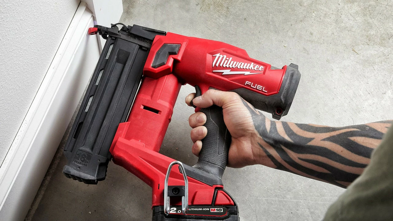 Milwaukee M18 FN18GS-402X 18V Fuel Straight Second Fix Nail Gun With 2x 4.0Ah Batteries - Image 13