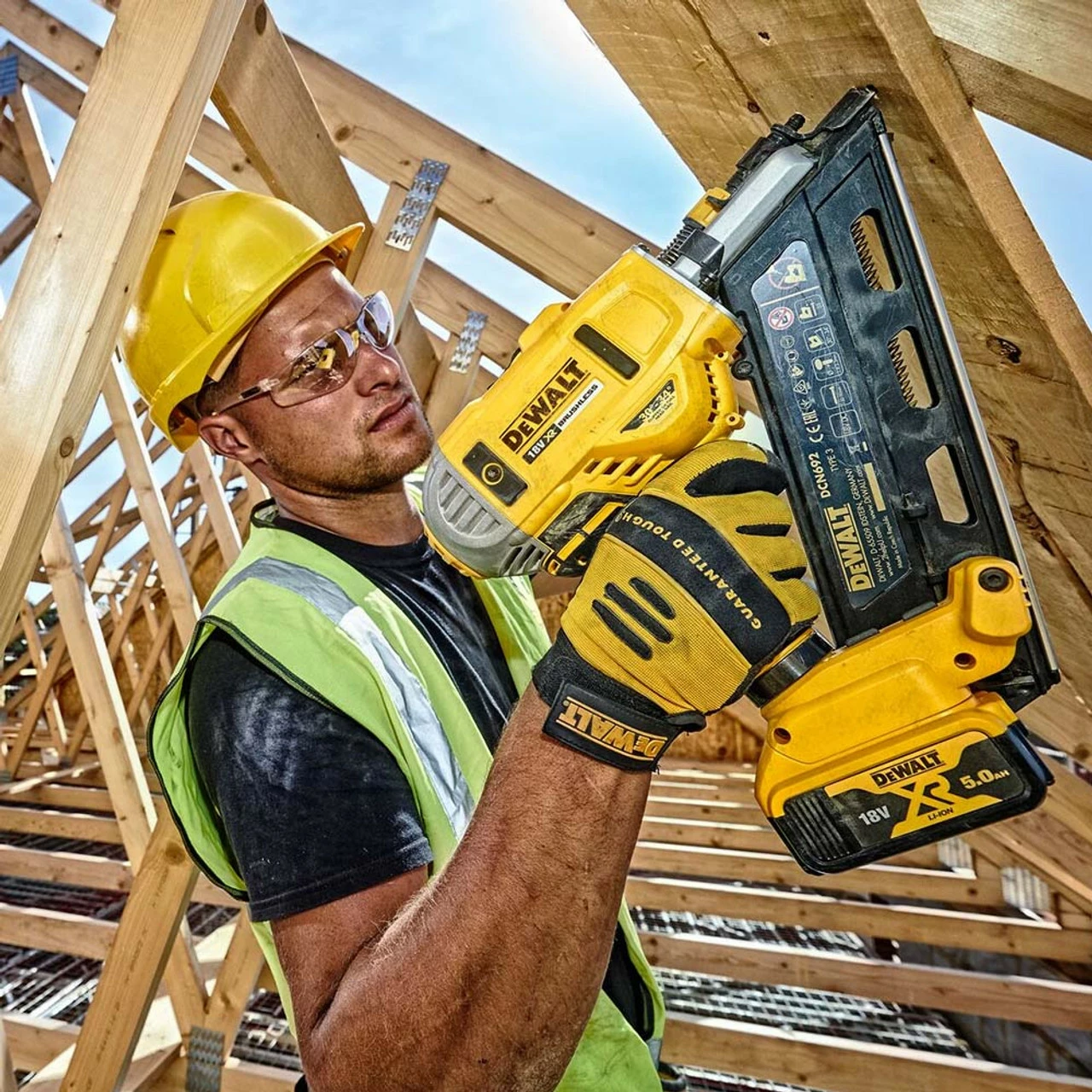 DeWalt DCN692 XR 18V BL First Fix Angled Nail Gun With 1x 5.0Ah Battery & Tool Bag - Image 8