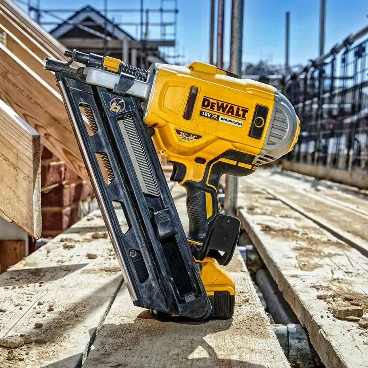 DeWalt DCN692 XR 18V BL First Fix Angled Nail Gun With 1x 5.0Ah Battery & Tool Bag - Image 5