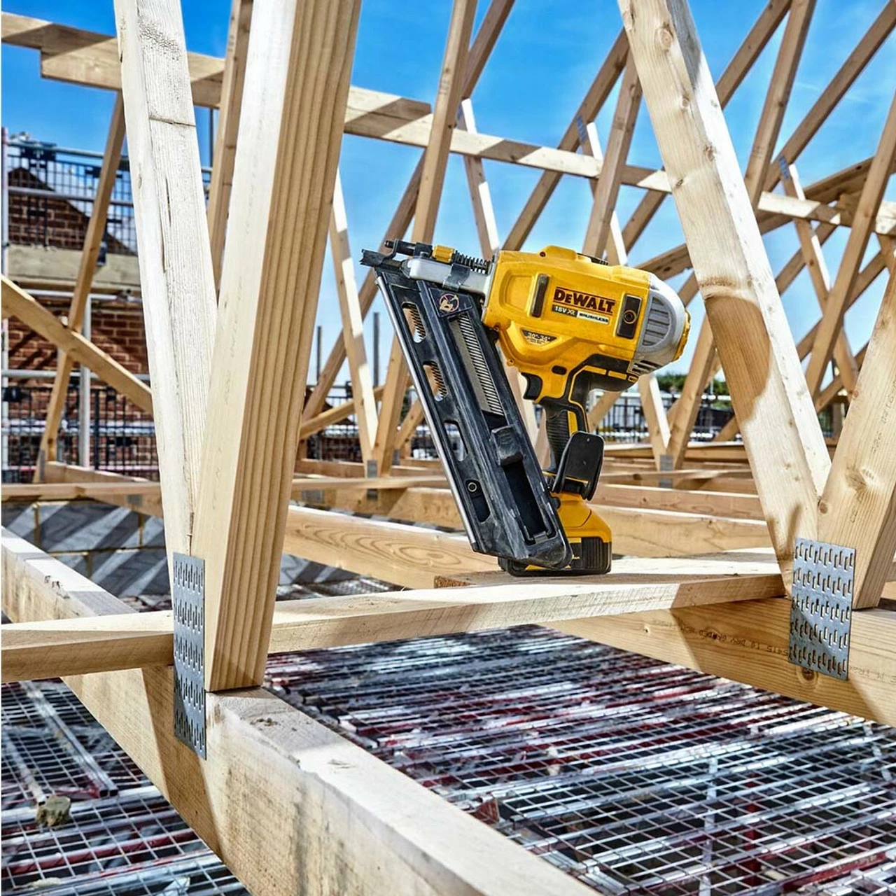 DeWalt DCN692 XR 18V BL First Fix Angled Nail Gun With 1x 5.0Ah Battery & Tool Bag - Image 6