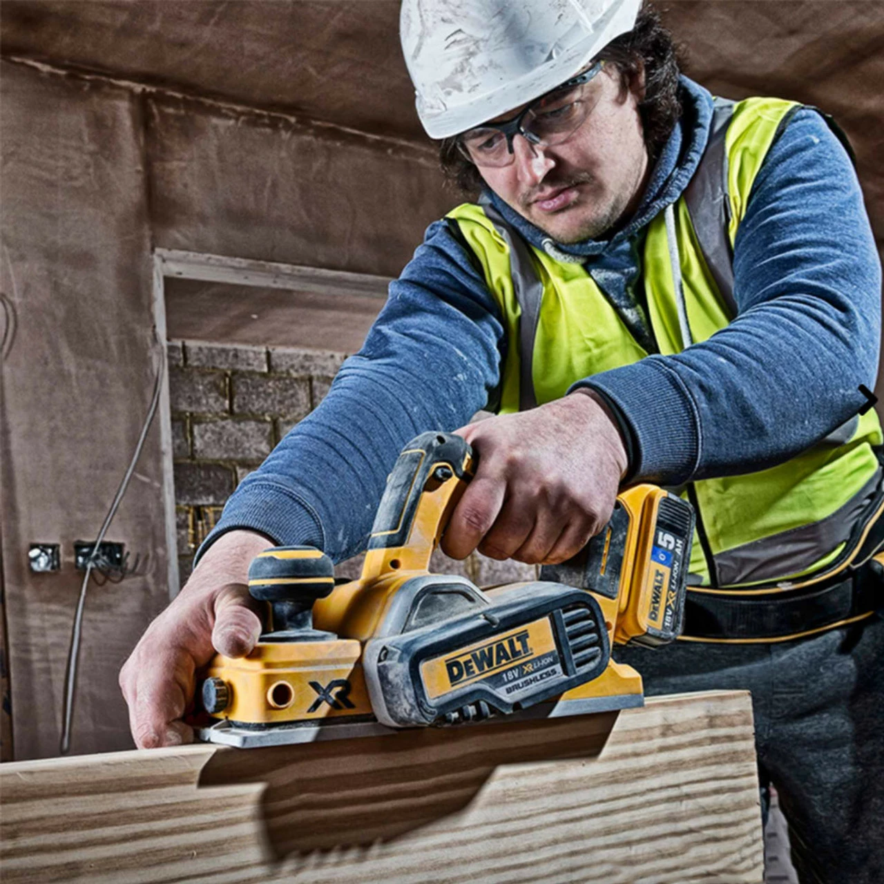 DeWalt DCP580A1 18V XR Brushless Planer With 1x 5.0Ah Battery - Image 4